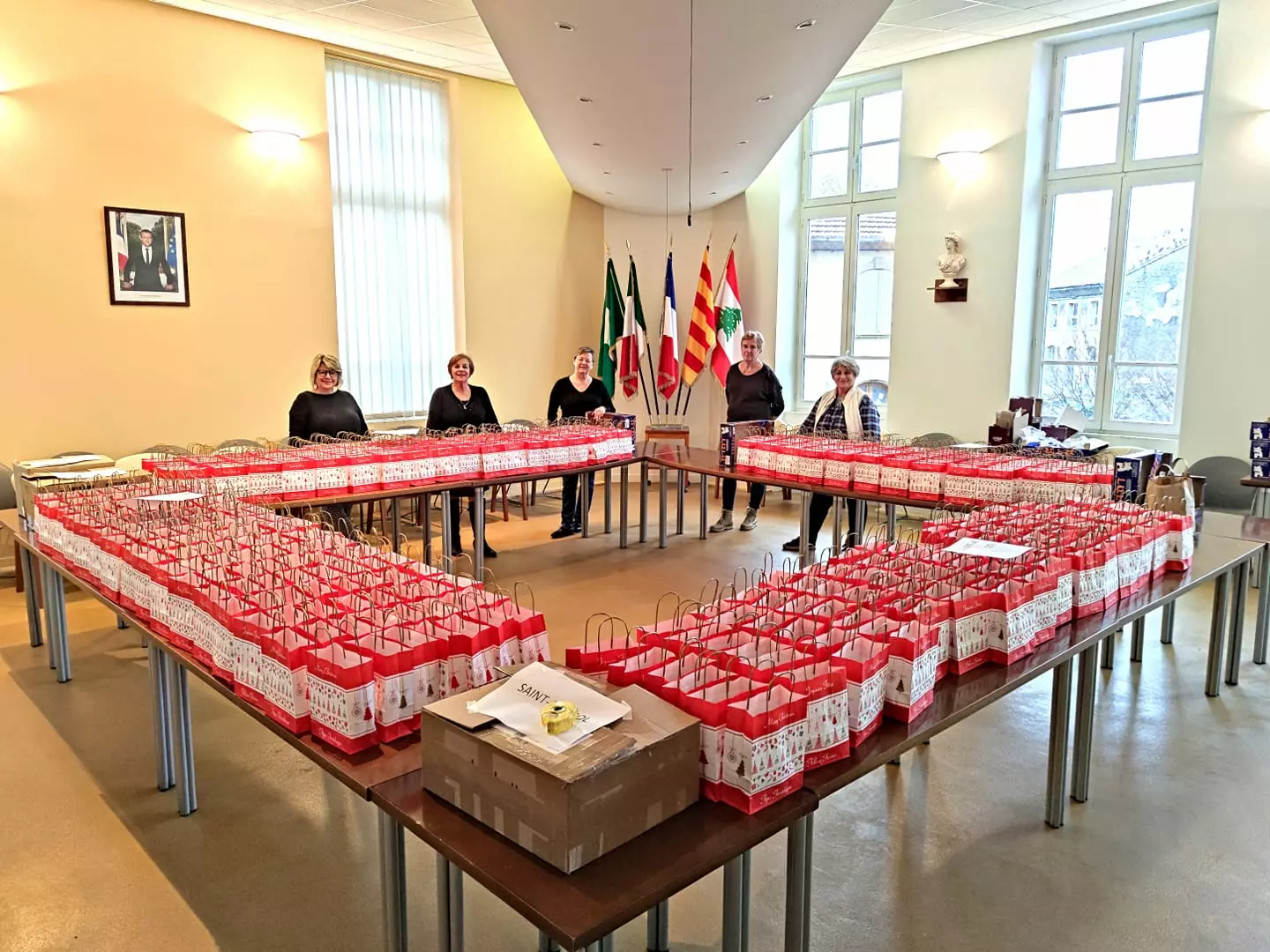 Préparation des sachets de Noël pour les enfants des écoles