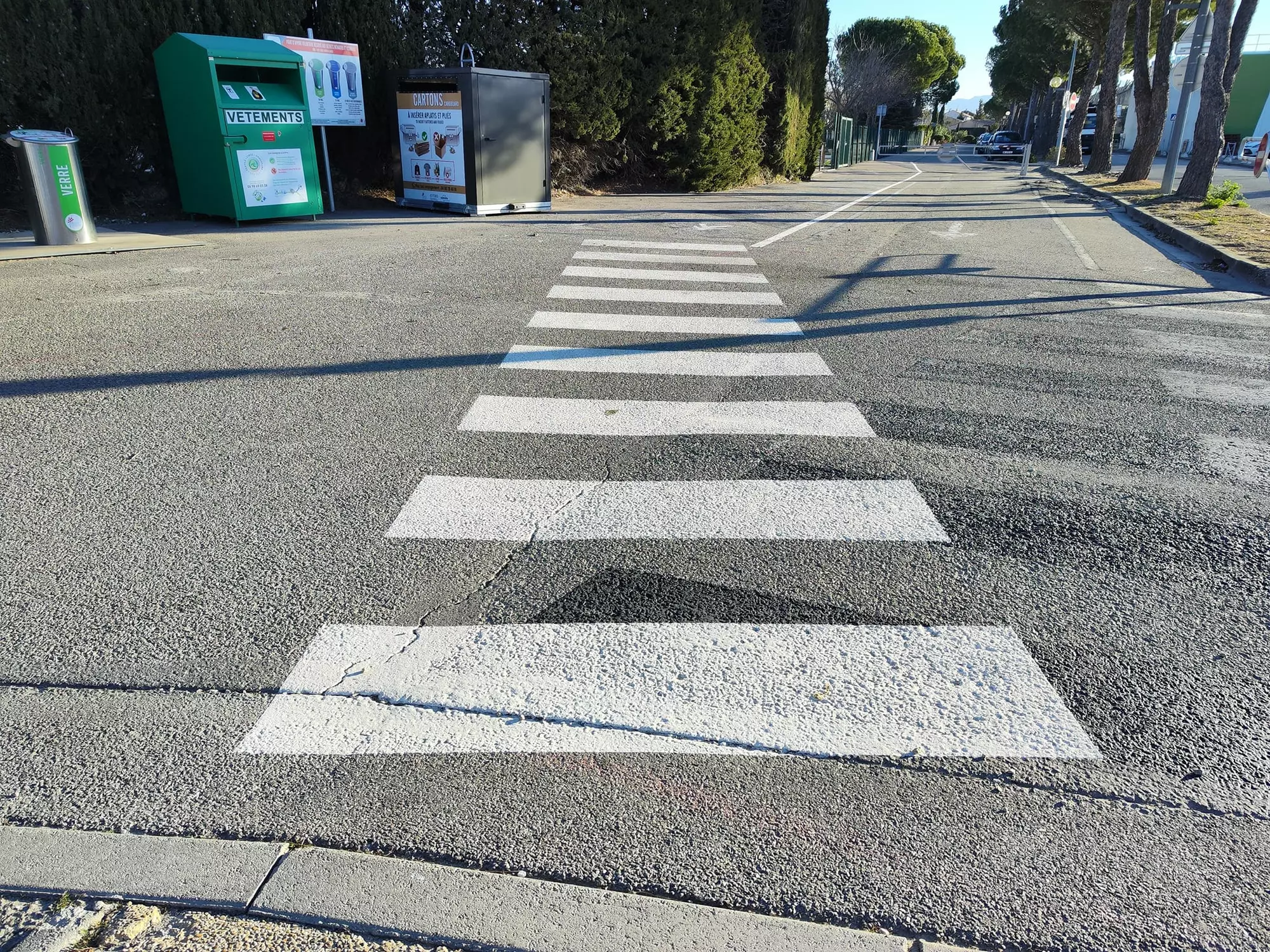 Mise en place d'un cheminement piétonnier sur le parking du moto-ball et le long de l'Allée du 5 juillet 1962