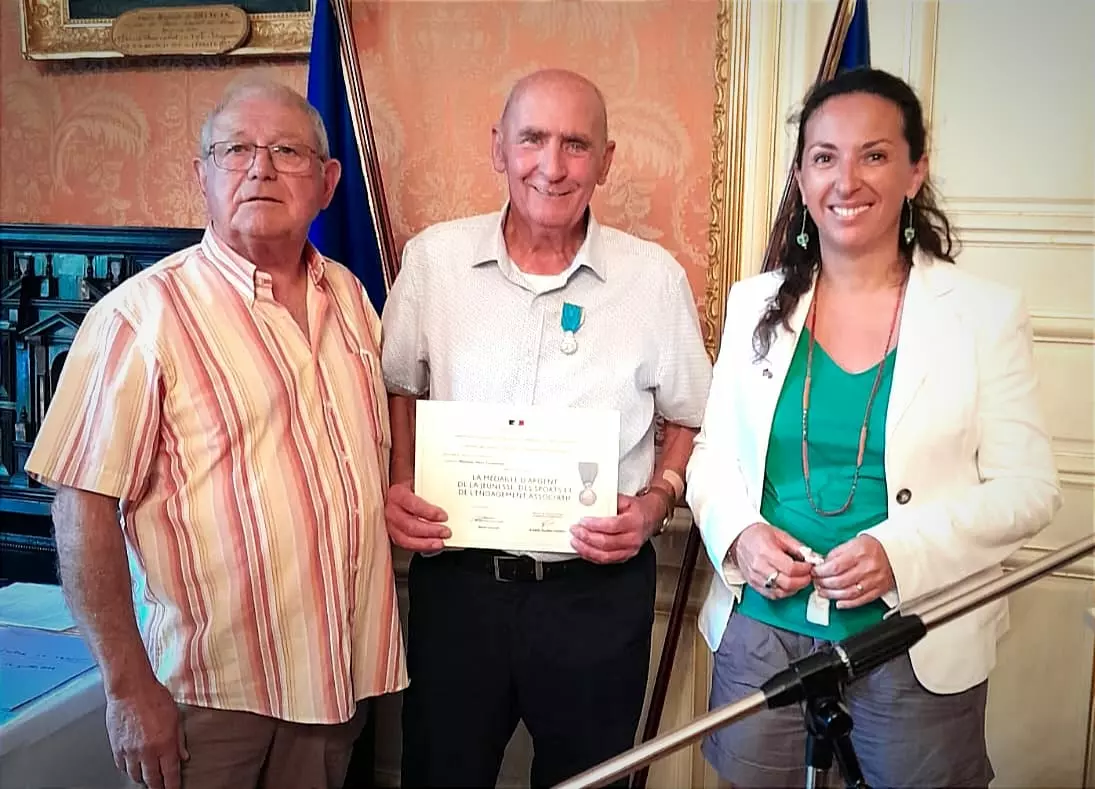 Remise de la médaille d'argent de la Jeunesse et des Sports et de l'Engagement associatif à Henri Carpentras