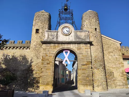 La mairie de Camaret, la place des Félibres et le Ravelin aux couleurs d’Octobre Rose