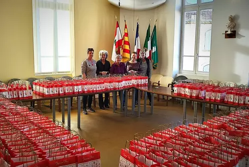 Préparation des sachets de Noël pour les enfants des écoles