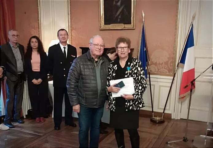 Remise de la médaille de bronze de la Jeunesse et des Sports et de l'Engagement associatif à Claudette Raymond