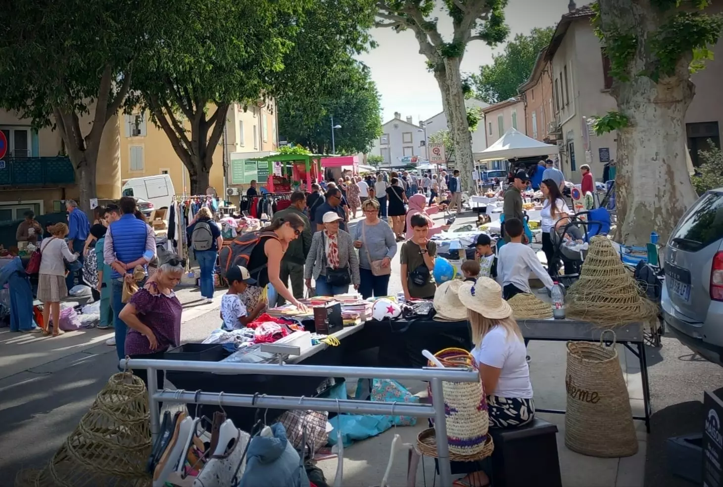 Aujourd'hui c'est brocante toute la journée à Camaret ! Venez nombreux chiner et débusquer de bonnes affaires !