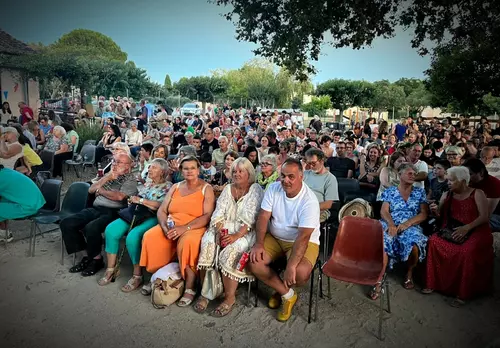 Ciné-Ravelin en plein air : énormément de monde à la séance d'hier soir pour la projection du film Un p'tit truc en plus