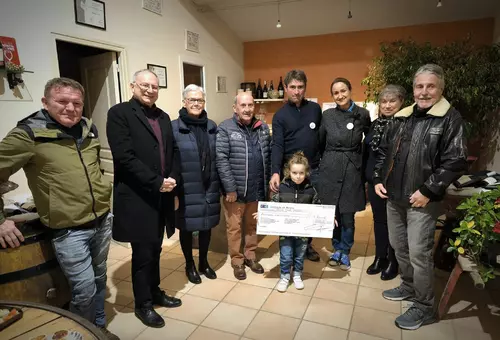 Salon Auto Moto de la Compétition : remise d'un chèque à une association caritative