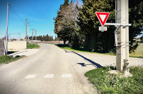 Attention : changement de priorité à l'angle du chemin des Mulets et du chemin René Roussière