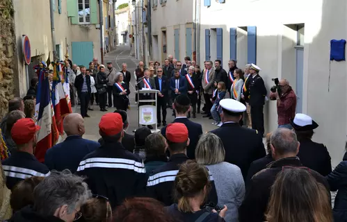 Dévoilement d'une plaque commémorative : discours de Monsieur le maire Philippe de Beauregard