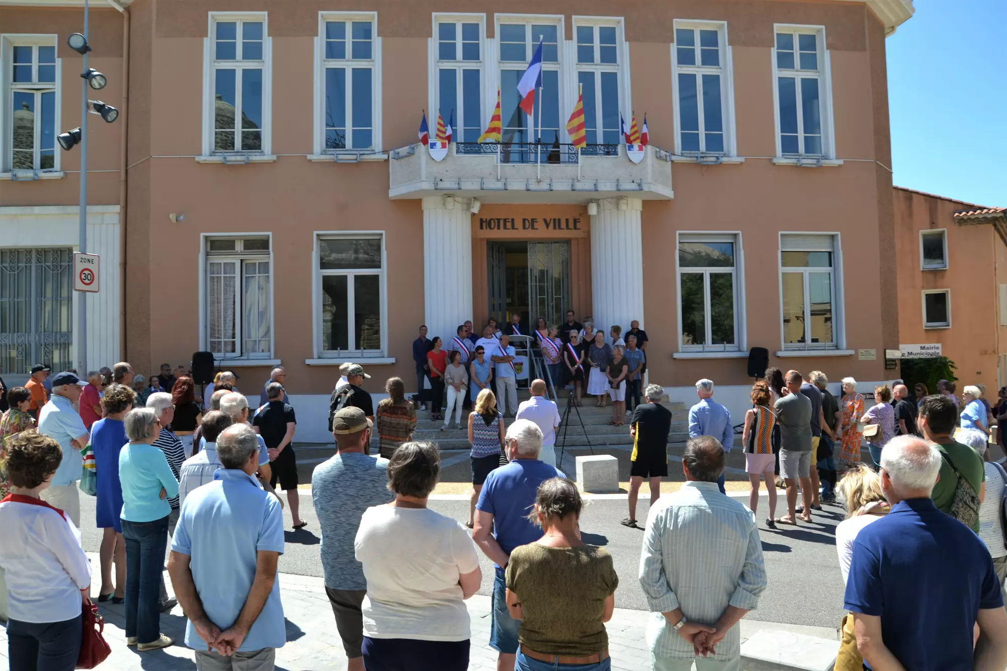 Rassemblement devant la mairie de Camaret contre les guérillas urbaines