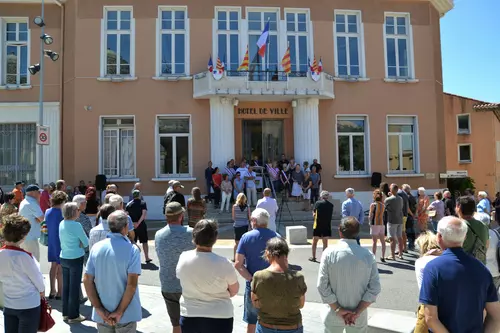 Rassemblement devant la mairie de Camaret contre les guérillas urbaines