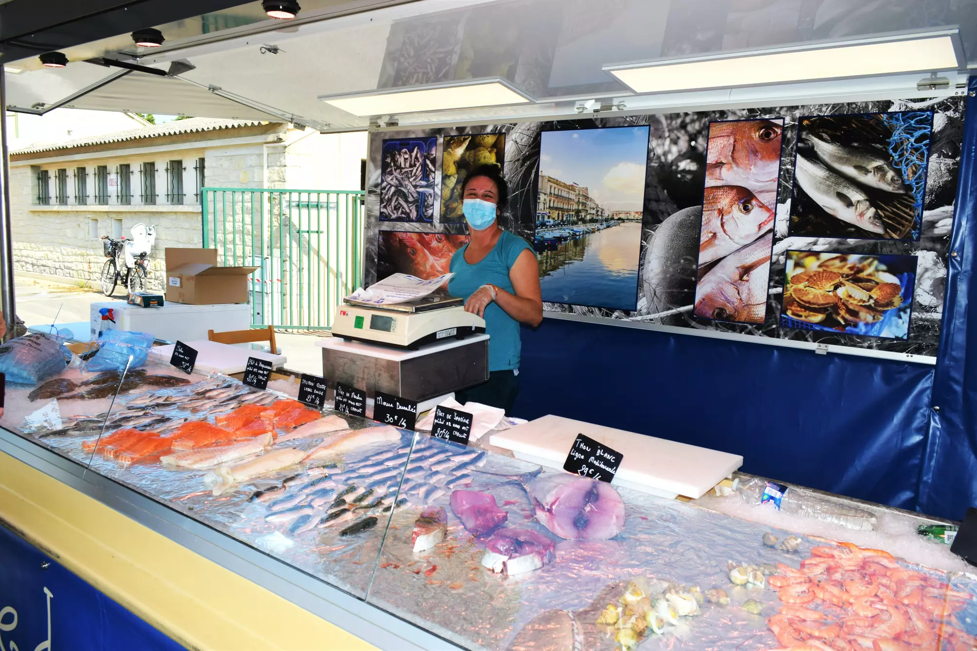 Retour de notre poissonnière sur notre marché de Provence