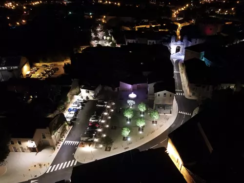 Notre nouvelle place vue du ciel et de nuit