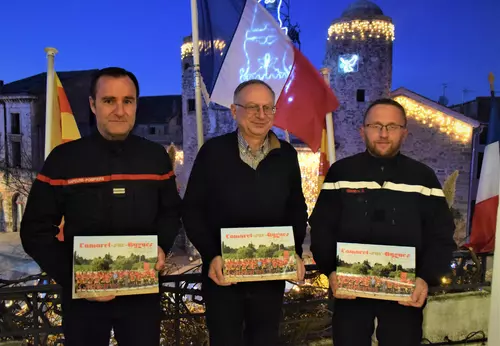 Présentation du calendrier des Sapeurs Pompiers de Camaret à Monsieur le Maire